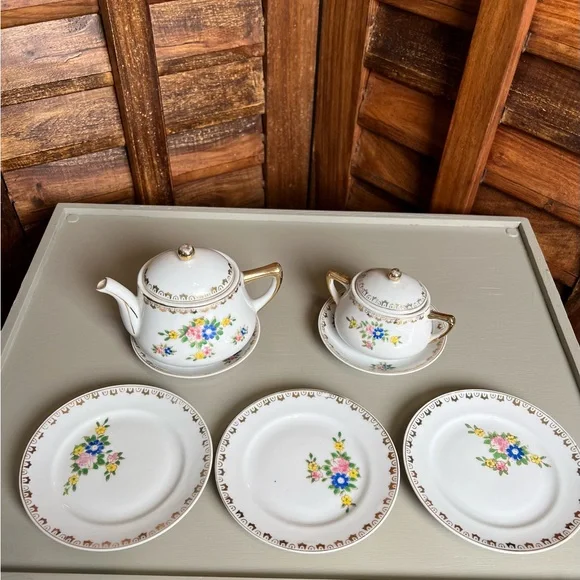 Children’s porcelain 9 pieces china tea set. Flowers w/ gold accents. Adorable🥰 - Picture 4 of 10
